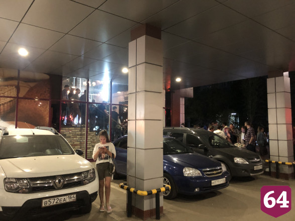 В центре Саратова собралась толпа без масок «с запахом коронавируса»