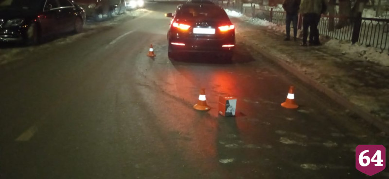 В одно время саратовские водители сбили женщину и подростка