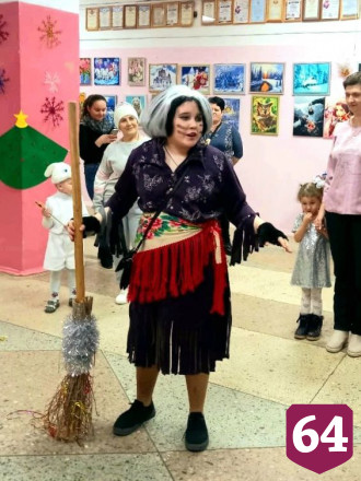 Для юных саратовцев провели парад новогодних костюмов 
