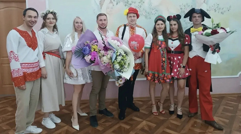 В саратовском ЗАГСе поженили «царевича» и «царевну»