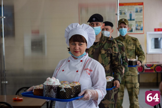 Повар Росгвардии испекла куличи детям из саратовского онкоцентра