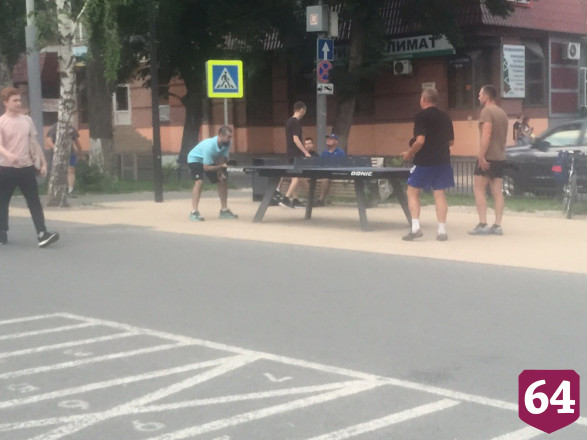 Саратовцы отдыхают в скверах и ходят за покупками без масок