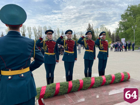 Губернатор возложил цветы к Вечному огню в парке Победы 