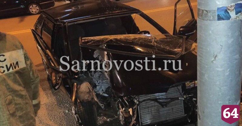 В Энгельсе «Ладу» отбросило в столб после ДТП