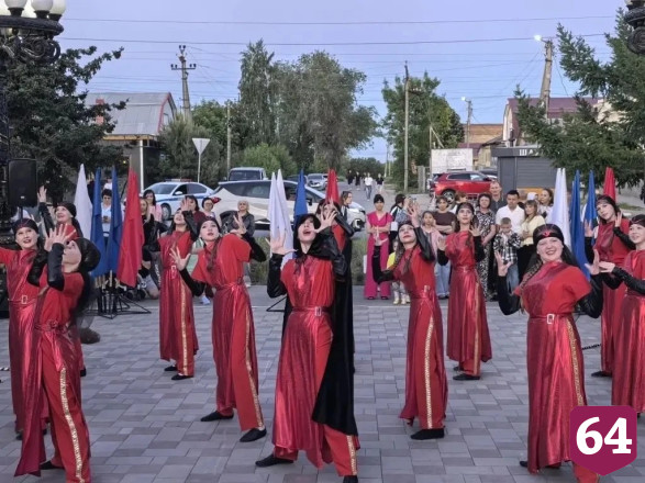 В День города выпускники танцевали школьный вальс