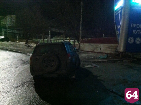В Саратове водитель кроссовера протаранил стелу автозаправки