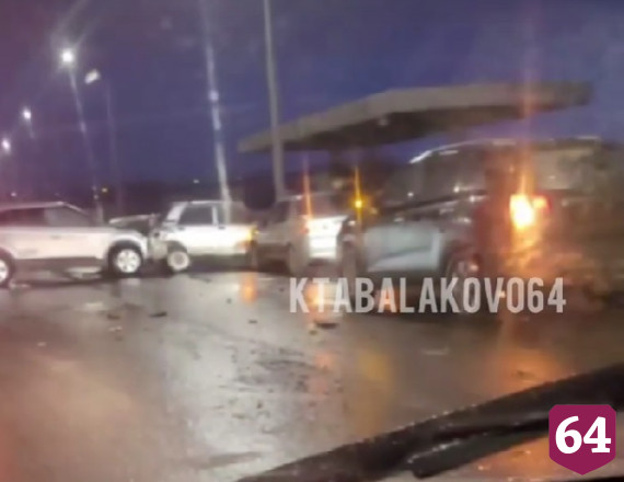 В гололед на мосту под Саратовом произошло три ДТП