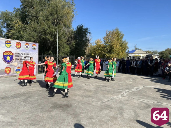 В Саратовской области на казачьем фестивале кормили щами и фланкировали шашкой
