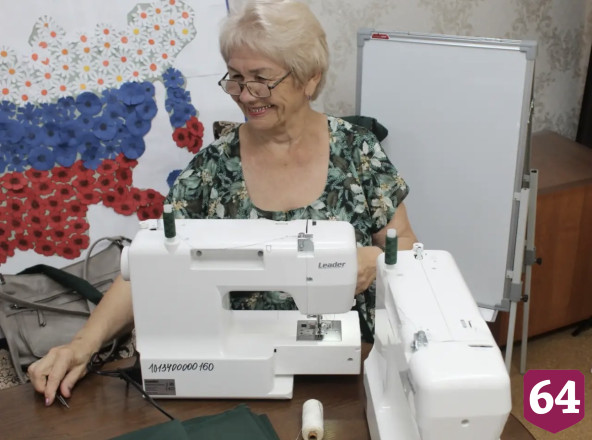 В Саратовской области пенсионеры шьют стильные шоперы из джинсы