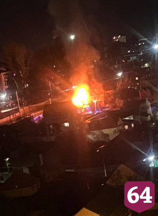 В Саратове крупный пожар уничтожил двухквартирный дом