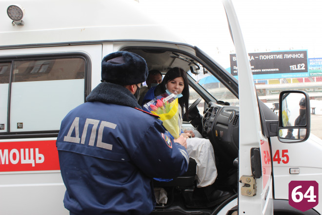 В Саратове автоинспекторы дарили женщинам цветы и читали стихи