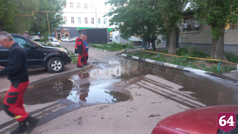 В многоэтажке в центре Саратова затопило подвалы