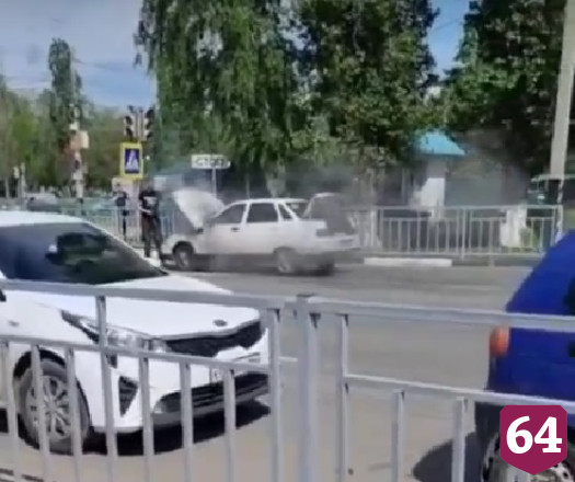 Очевидцы тушили горевший на дороге автомобиль
