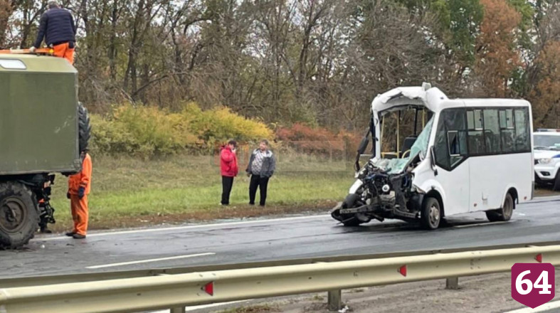 На трассе под Саратовом «Газель» смяло в ДТП с грузовиком 