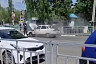 Очевидцы тушили горевший на дороге автомобиль