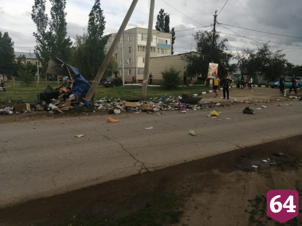 Водитель кроссовера снес мусорную площадку и пешехода