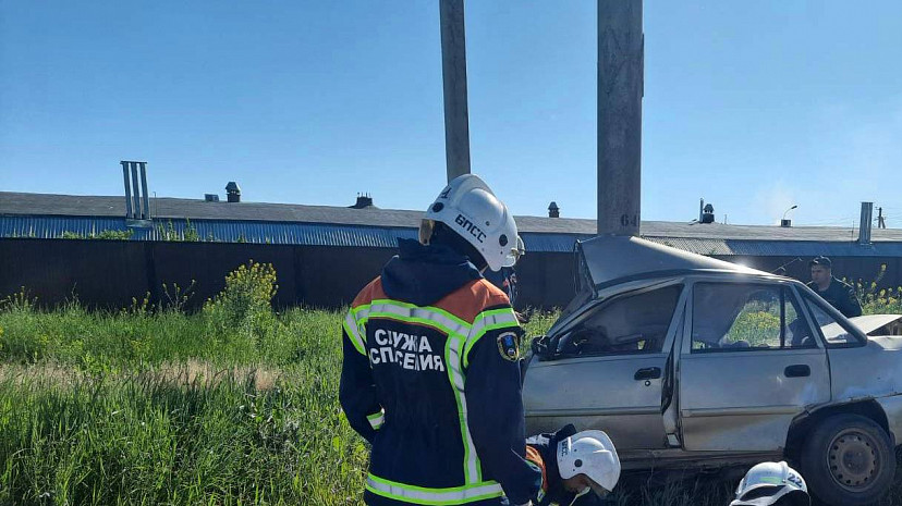 Под Саратовом водитель иномарки протаранил столб и погиб