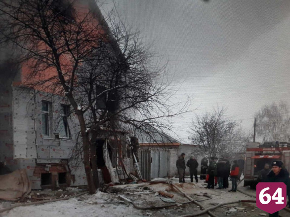 При установке натяжных потолков обрушился и загорелся 2-этажный дом под Саратовом
