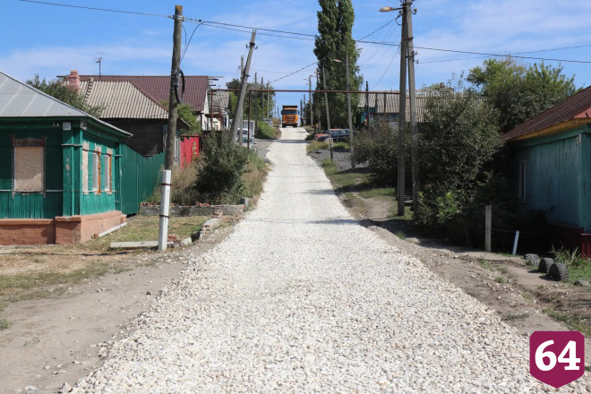 В Саратовской области отсыпают щебнем грунтовые дороги 