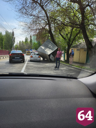 В Саратове фургон хлебной машины упал на иномарку