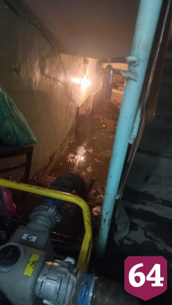 В многоэтажке в центре Саратова затопило подвалы