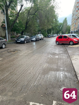 Жительница Саратова рассказала о забытой дорожниками улице