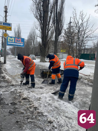 Саратов от снега убирают 200 спецмашин