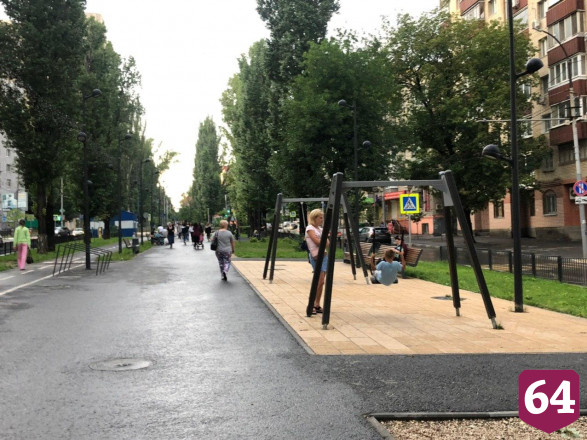Жители Саратова после дождя вышли гулять без масок