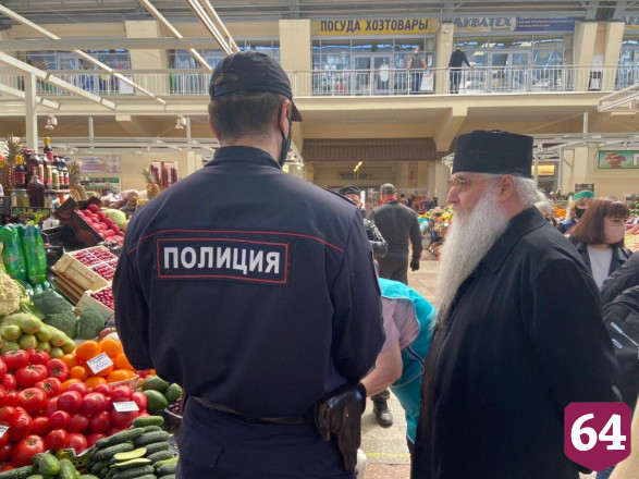 Саратовские полицейские попросили надеть маску митрополита Лонгина