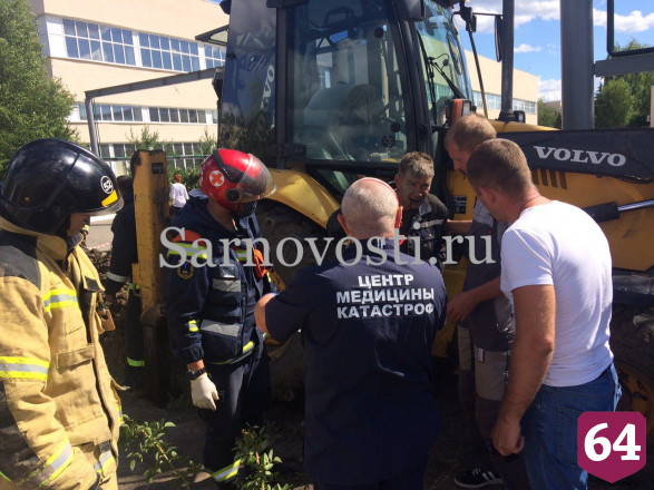 В Саратове рабочего завалило землей в траншее