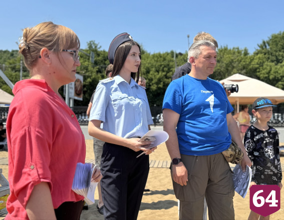 В Саратове отдыхающих на пляже учили оказывать первую помощь утопающим