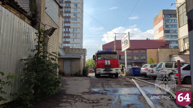 В подвале бывшего завода в Саратове загорелись вещи