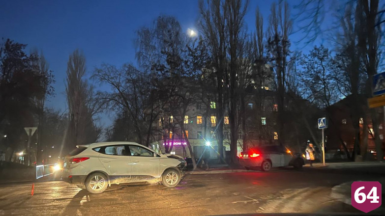 В Саратове внедорожник вылетел на тротуар после ДТП