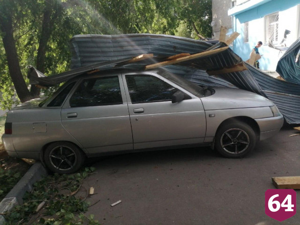 В Саратове крыша магазина «Красное и Белое» рухнула на две машины