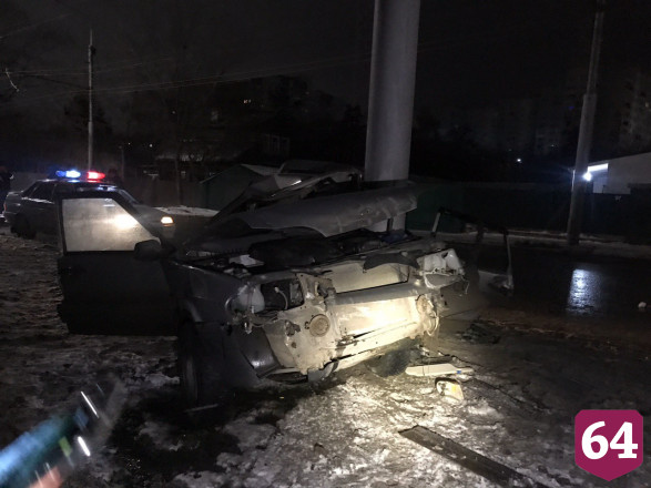 В Саратове вылетевшее из машины тело пьяного водителя прижало к столбу