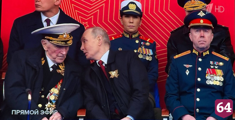 На трибуне с Владимиром Путиным находится Герой России из Саратовской области Людмила Болилая