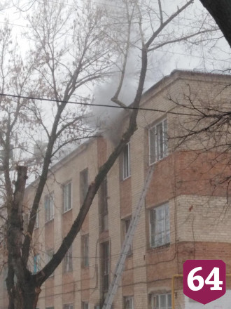 Пожарные тушили горящую трехэтажку в «Летке»