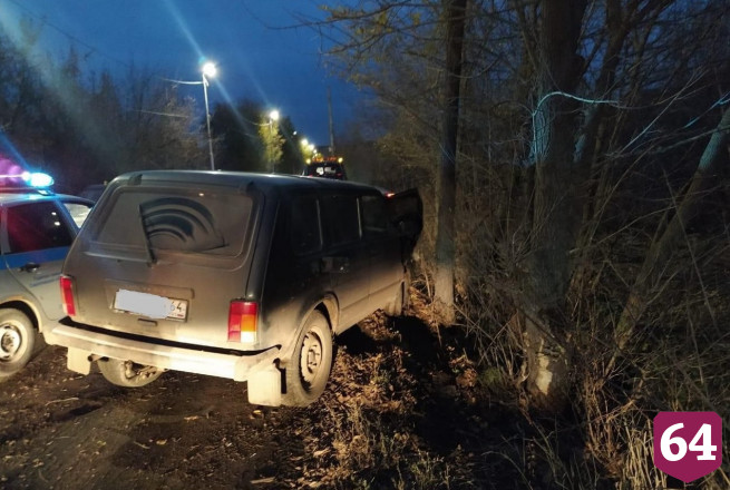 В Саратове внедорожник протаранил дерево