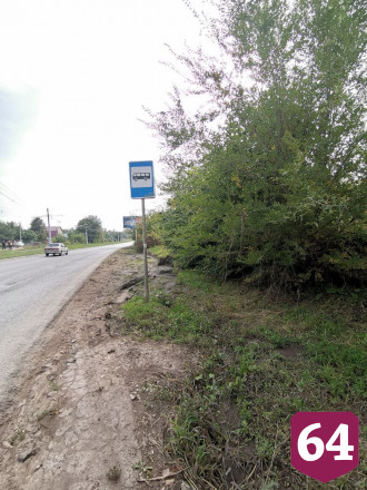 В Саратове жители ждут автобусы в грязи