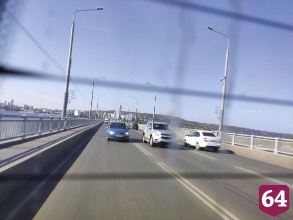 Авария на мосту парализовала движение из Саратова в Энгельс 