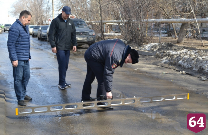 Полицейские измерили ямы на дорогах Саратова 