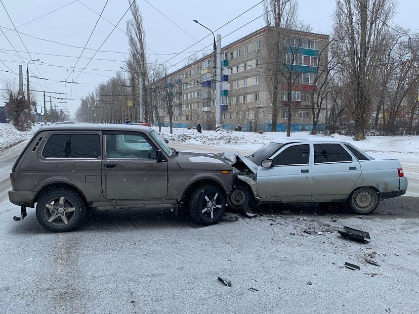 В лобовом ДТП под Саратовом пострадали двое