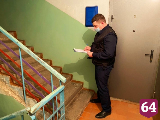 Жильцы нашли в подъезде мертвого мужчину