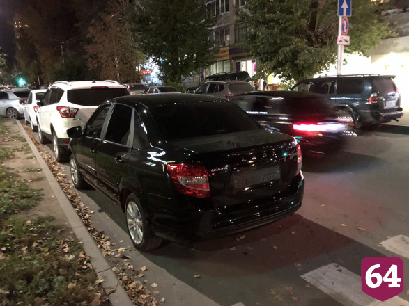 Автохам бросил «Порше» на пешеходном переходе у алкомаркета