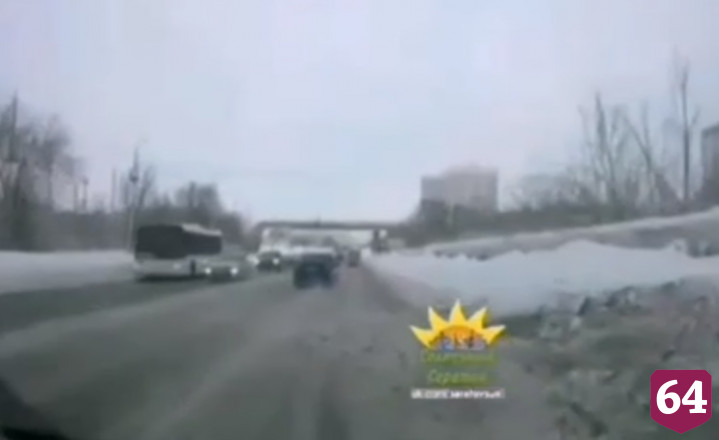 В Саратове лихач на легковушке протаранил сугроб и поехал дальше