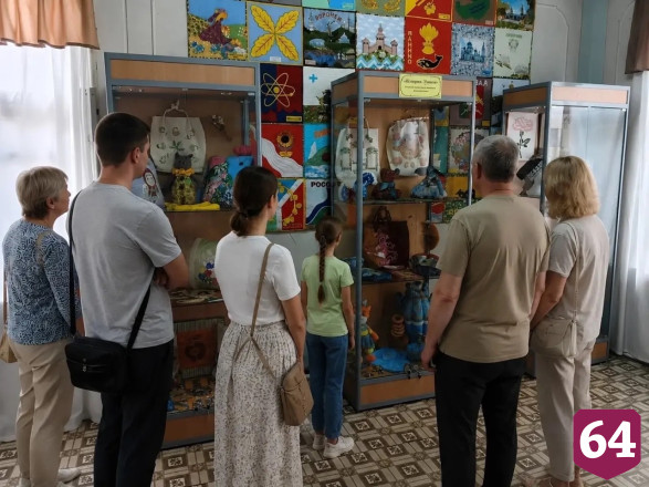 Саратовцев знакомят с творчеством «человека-оркестра» в мире лоскутного шитья