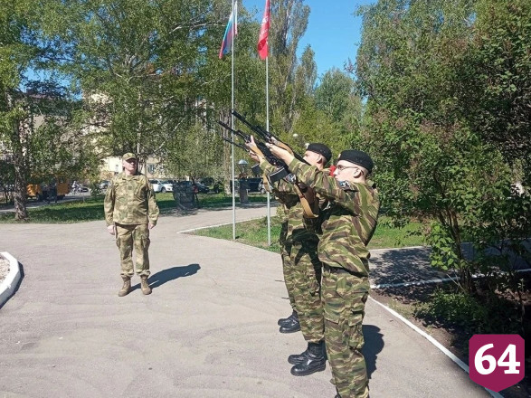На открытии обновленного мемориала героям прогремел трехкратный залп
