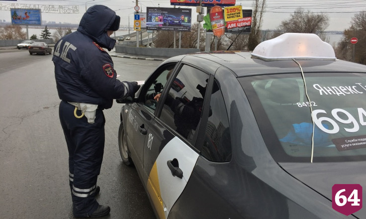 Саратовских таксистов учили правильно носить маски 