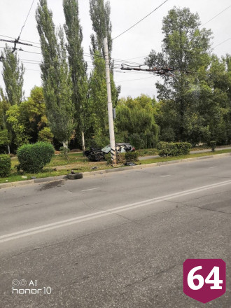 Лихач на «Инфинити» врезался в столб у городского парка