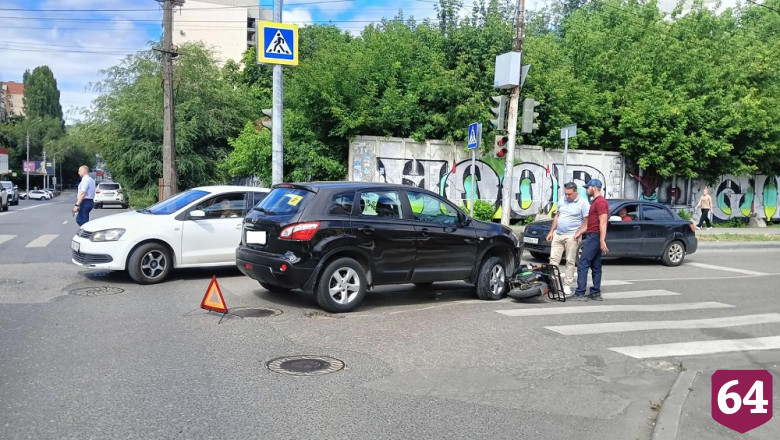 Курьер на электровелосипеде попал под иномарку в центре Саратова